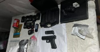 מוכרים למשטרה נעצרו באשקלון בחשד להחזקת אקדח, סמים ופריטים להכנת מטענים