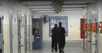 שישה סוהרים במתקן הכליאה אוהלי קידר מואשמים בתקיפת אסיר אזוק