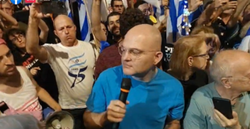 שוחרר למעצר בית נהג שדרס פעילת מחאה שהפגנה מול תחנת פתח-תקווה