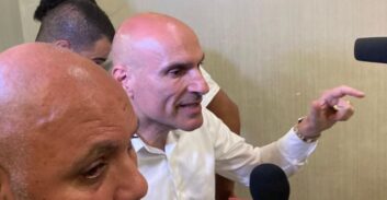 יומן בחירות: מפגינים מוחים נגד אפי נוה בכניסה לקלפי המרכזית