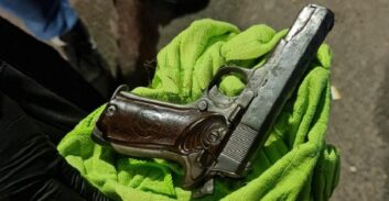 מוכרים למשטרה מראשל"צ נעצרו ברמת גן עם אקדח טעון