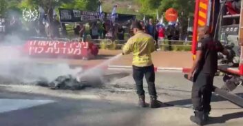 שוחררו ששת העצורים מהפגנה מול ביתו של שר המשפטים לוין