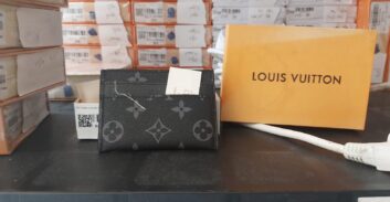 תושב חולון חשוד בייבוא מסחרי של מאות פריטי לבוש מזויפים