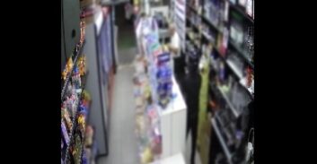 צפו: עובד פיצוצייה בנתניה נורה ונפצע באורח בינוני