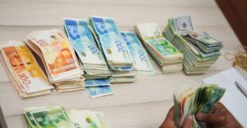 חשד: הוציאו חשבוניות פיקטיביות על שם קבלן ואיימו עליו כאשר גילה