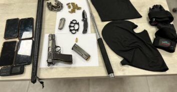 רהט: שלושה חשודים נעצרו ברכב עם אקדח טעון, סכינים ואלות