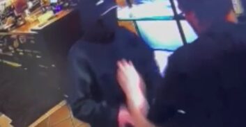 צפו: מוכר למשטרה חשוד בניסיון בשוד אלים של בית קפה בנתניה