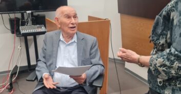 המקור – מלך הצוללות של דרוקר וכספית מתגלה ערום בבית המשפט