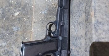 שני מוכרים למשטרה נעצרו עם אקדח טעון בדרכם לפגוע בתושב אשדוד