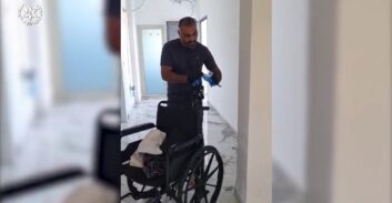 צפו בסרטון: נעצר בחשד שהסתיר קריסטל ברגלו התותבת ואקדח בכיסא גלגלים