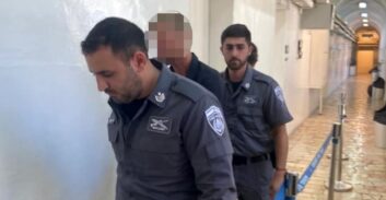 שופט נזף במשטרה שכבלה באזיקים לסורגים לילה שלם חשוד בגניבה