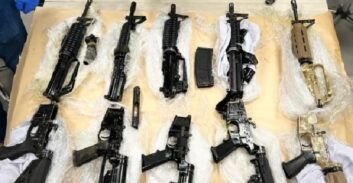 אישום: עובד מפעל ברהט החזיק חמישה M16 בדפנות כפולות בארונית האישית