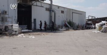 פשיטה על בעלי משקים באחיסמך החשודים בפגיעה בסביבה והטמנת פסולת