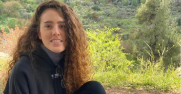 כתב אישום: חצה קו הפרדה רצוף וגרם ברשלנות למותה של צעירה