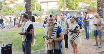 המפגינים מאיימים בבג"ץ נגד האיסור להפגין ליד ביתו של ח"כ דנון
