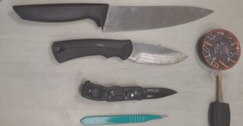 אשדוד: מוכרים למשטרה נעצרו "על-חם" עם סכינים ליד ביתו של עבריין