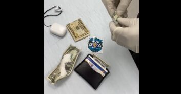 צפו: תייר בן 18 חשוד שניסה להבריח סמים בתוך שטרות מגולגלים