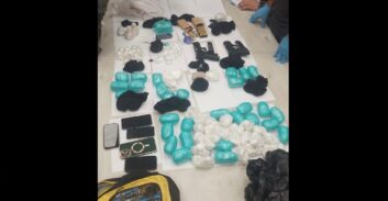 לוד: ארבעה ממשפחה מוכרת חשודים בהחזקת שישה ק"ג סמים ושני אקדחים