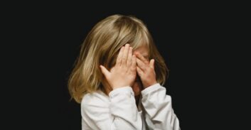 ילדה שהותקפה מינית נחקרה באיחור כי לא נמצא חוקר ילדים ביידיש