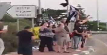 זיכוי לתושב שדרות שהואשם בפציעה של מפגין שמאל בהפגנה נגד נתניהו