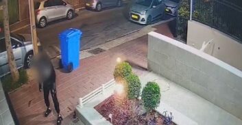 תיעוד: בן 16 נאשם בפיצוץ מטען בכניסה לביתו של מוכר למשטרה