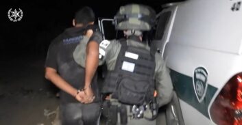 צפו: פשיטת עשרות שוטרים לצורך מעצר חשוד בדריסה על-רקע סכסוך בפזורה