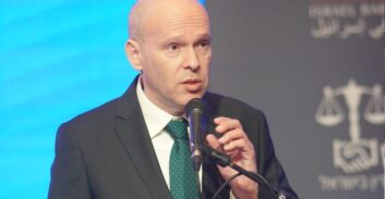 פרקליט המדינה על פרשת נוה-אורנשטיין ועל "בחירה פוליטית של שופטים ושוטרים"