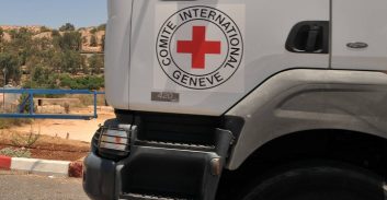 1,500 עורכי-דין מהעולם פנו לצלב האדום בדרישה לפעול להצלת החטופים בעזה