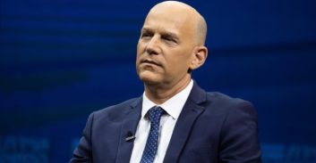 "פעיל חברתי" מגן יבנה מואשם באיומים על גיא פלג ועורך דינו