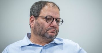 קריאה להעמדת ח"כ עופר כסיף לדין על תמיכה באויב