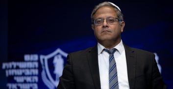 האוצר דורש לקצץ תוספות של 1,000 שקל שניתנו לאלפי שוטרים וסוהרים