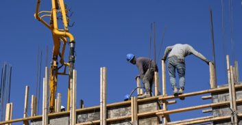 הקבלנים והתעשיינים ביקשו משר האוצר לפתוח מחדש אתרי בנייה ש"הוקפאו"