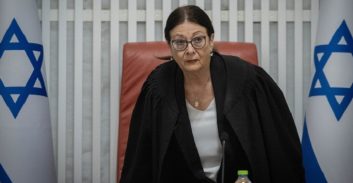 "אסתר חיות שמרה על אור בית המשפט בימים שביקשו לכבותו"