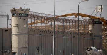 עתירה לבג"ץ: שחררו אלפי פועלים מעזה שמוחזקים בישראל כקלפי מיקוח