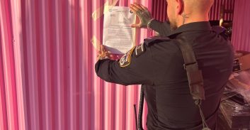 המשטרה סגרה עסק בחוף בת-ים שהעסיק שוהה בלתי-חוקי