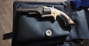 מוכר למשטרה מאשקלון נעצר בחשד לנשיאת נשק טעון