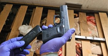 רמלה: גבר ואישה נעצרו בחשד שהסתירו אקדח טעון מתחת למזרן במיטה