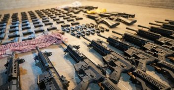 אישום נגד ארבעה תושבי הפזורה שהבריחו יותר מ-100 אקדחים ורובים מירדן