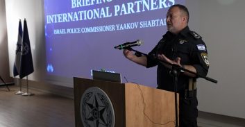 המפכ"ל שבתאי נפגש עם עשרות נציגי משטרות מהעולם והציג את אירועי הטבח