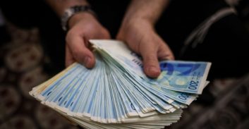 יממה אחרי מעצרו: שופטת שחררה חשוד והחזירה לו חצי מיליון שקל