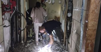 נזק כבד בפיצוץ מטען מחוץ לדירת איש עסקים בנתניה