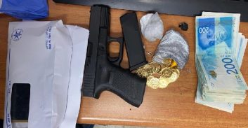 יפו: אב ובנו נעצרו בחשד להחזקת אקדח וקוקאין