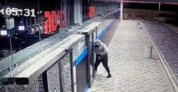 החשד: סניף "אושר עד" בקריית-ים הוצת עקב תחרות עם באסטות מתחרות