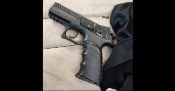 אמא לארבעה נעצרה בחשד להחזקת אקדח המיוחס לבעלה השוהה בחו"ל