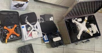 הצהרת תובע: 55 רחפנים, נונצ'קו ושוקרים חשמליים בחנות מוצרי חשמל בחברון