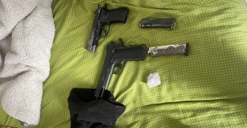 אקדחים טעונים ו-34 גרם קריסטל בביתו של מעצב שיער מאשקלון