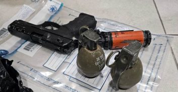 מוכר למשטרה מכפר שלם נעצר בחשד להחזקת מצבור אמל"ח וסמים