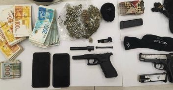אקדחים, סמים ועשרות אלפי שקלים אותרו במתחם בלוד