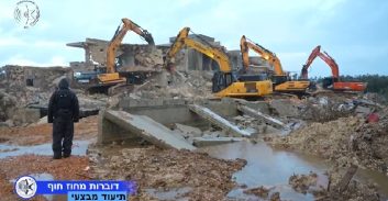 צפו בסרטון: יותר מ-100 שוטרים בהריסת מבנים לא חוקיים בכפר יאסיף