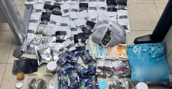 תושב גבעתיים נעצר בחשד להחזקת מצבור סמים בדירה